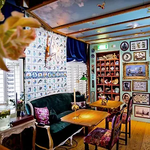 3* Hotel Rosalia's Menagerie Cocktail Bar & Innupstairs